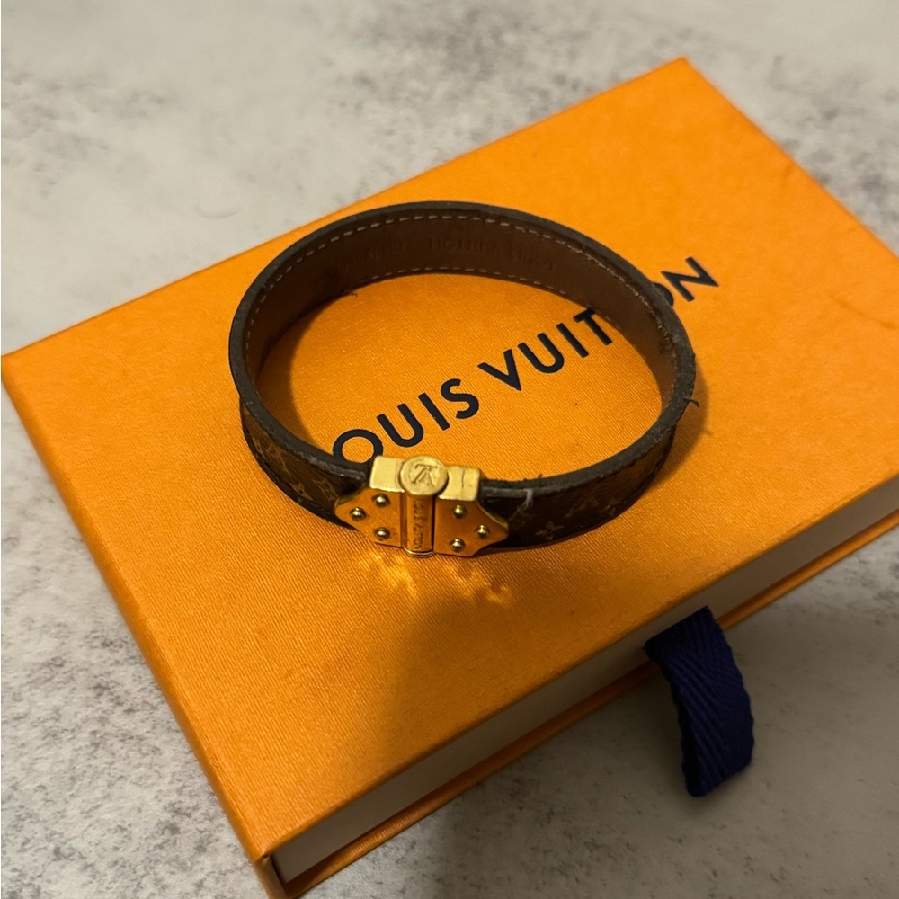 LOUIS VUITTON
Monogram Nano Bracelet 17